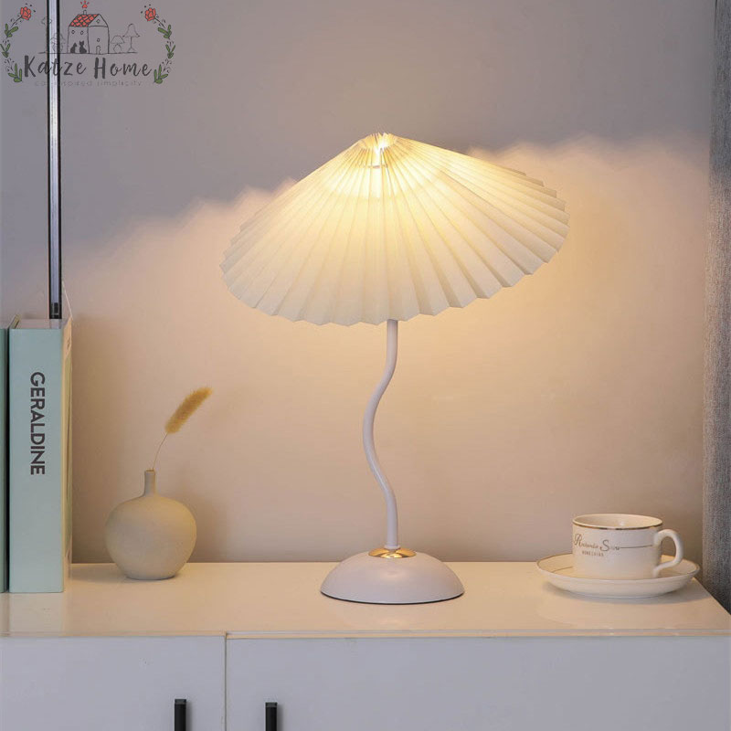 Retro Japanese-inspired Pleated Squiggle Table Lamp